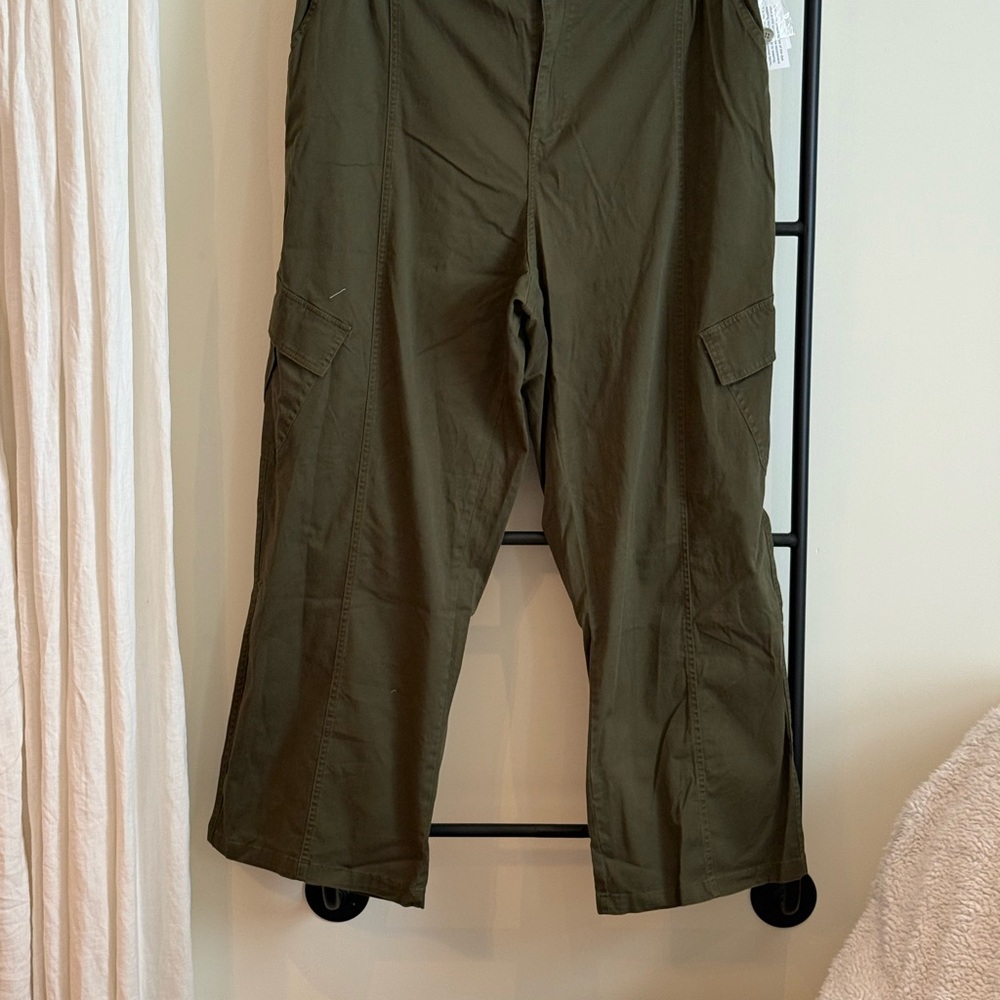 Twill Cargo Pants in Army Green